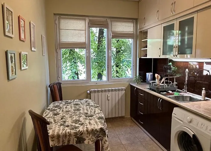 Quiet 2 Bedrooms Downtown *