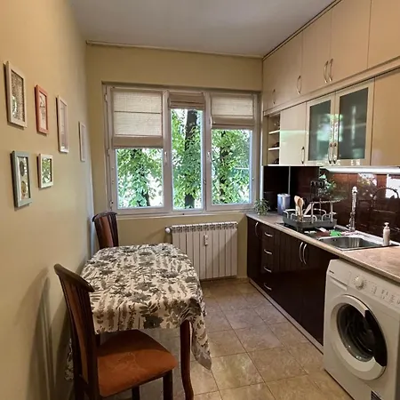 Quiet 2 Bedrooms Downtown *